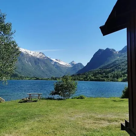Loken Camping - Trivelig Og Idyllisk Ved Vannet * Olden